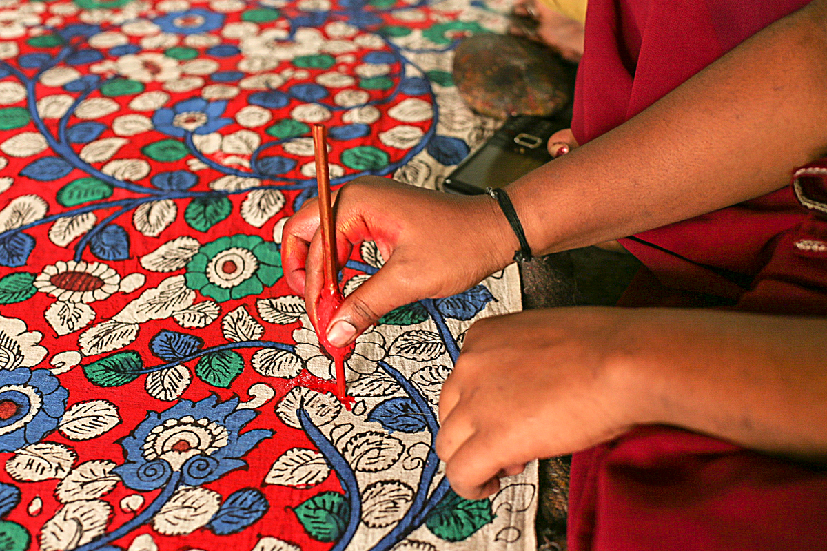 В средние века в индии рисунок на ткань наносили при помощи
