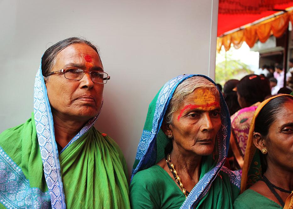 Woven Fabrics Of Maharashtra - Nauvari Sari happen to be the traditional  attire for women in Maharashtra . The sari measuring nine-yards in length,  and is thus known as Nauvari. The way,